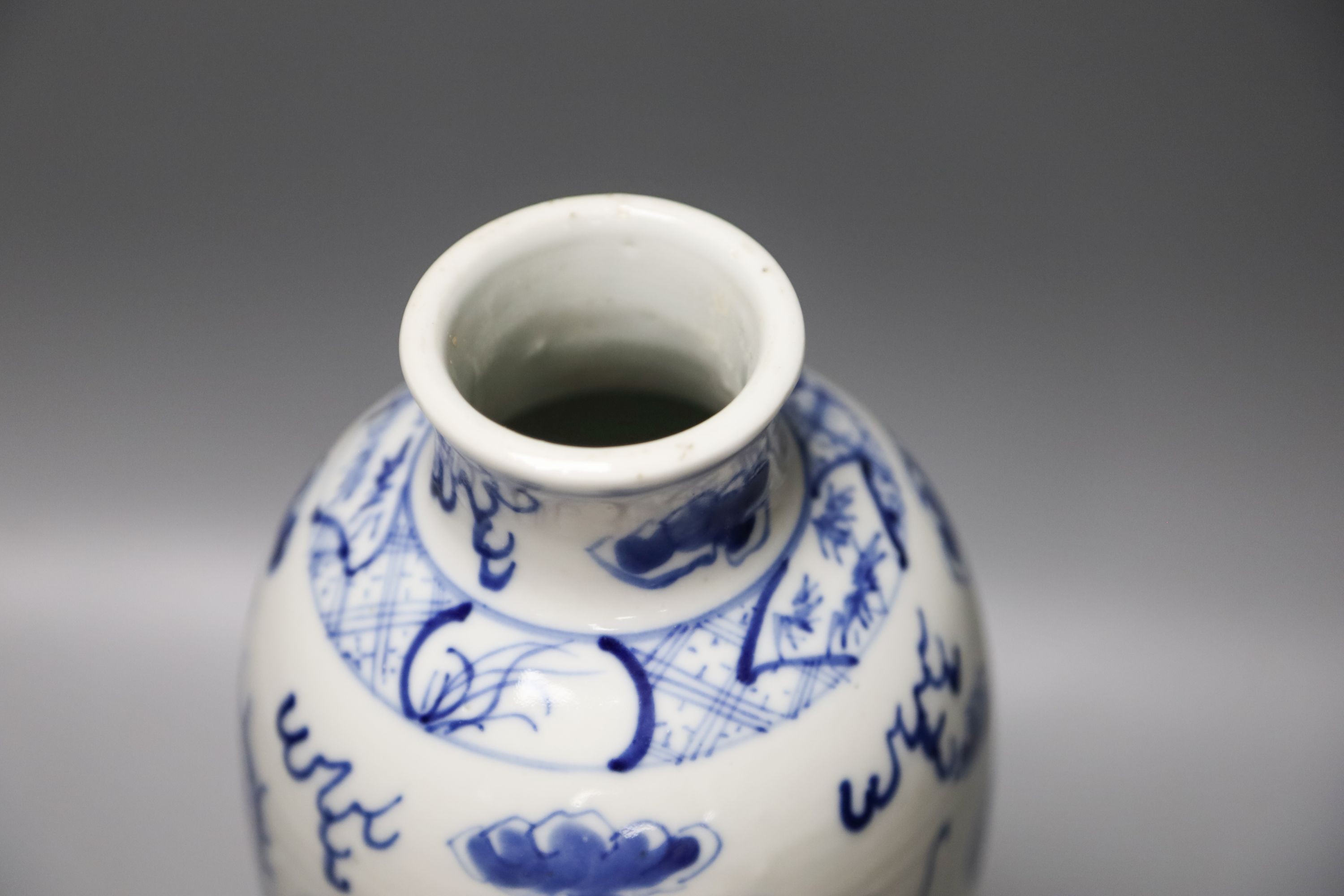 A 19th century Chinese blue and white dragon vase, 25cm